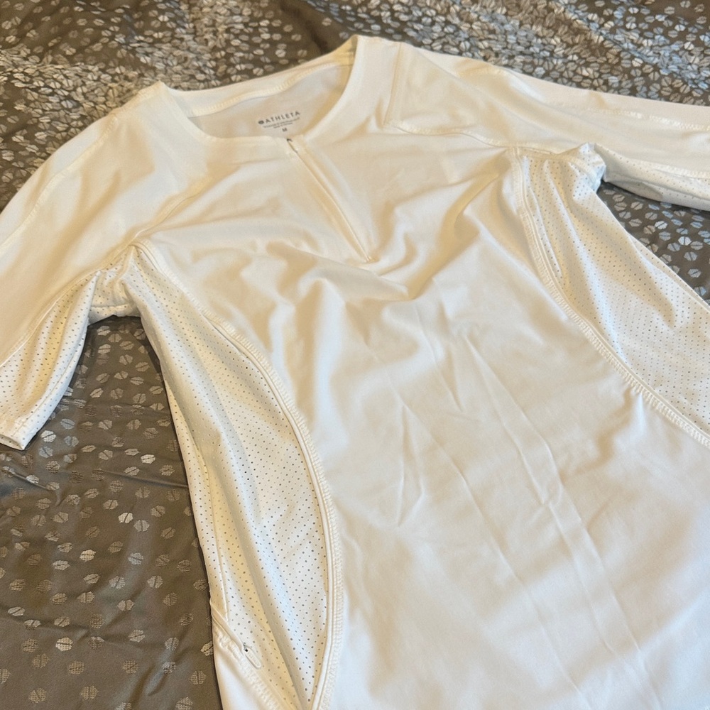 NWOT Athleta White Pacifica 1/4 zip short sleeve size medium perfect condition